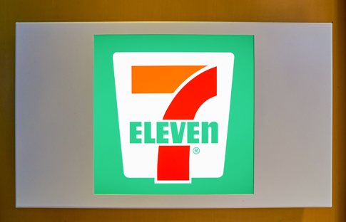 有两家便利店,7-eleven和